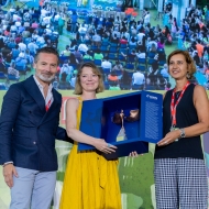 La regista Sophie Farkas Bolla riceve il premio da Luca Brivio e Gabriella Cardone di CONAI